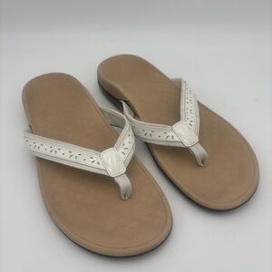 Vionic‎ Cream and Tan Women's Sandals